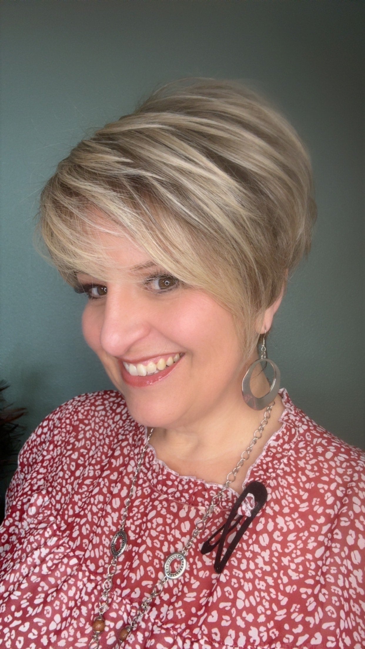 Rory – Luxury Wig by Chic Lifestyle Shown in Beige Brulee.