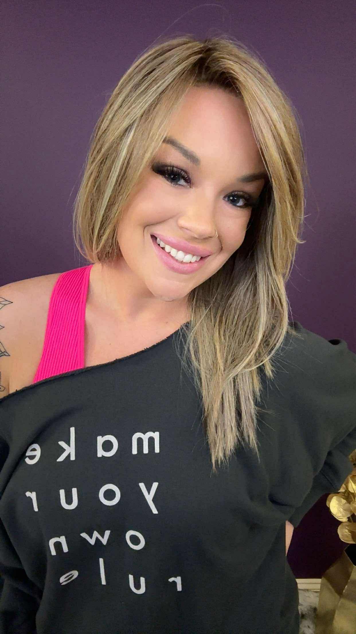 Blake in Truffle Mocha Cream – medium-length neutral blonde wig with mocha undertones.
Blake by Chic Lifestyle features soft amber tones on a rich chocolate brown base, crafted with a Diamond Collection cap for airy, natural styling and everyday comfort.