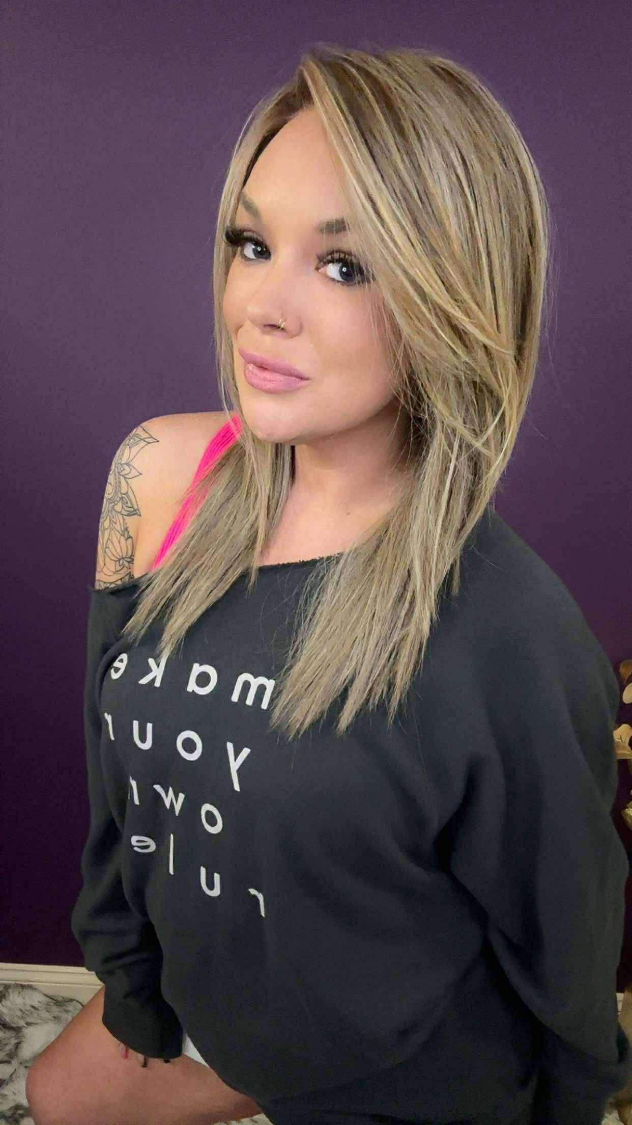 Blake in Truffle Mocha Cream – medium-length neutral blonde wig with mocha undertones.
Blake by Chic Lifestyle features soft amber tones on a rich chocolate brown base, crafted with a Diamond Collection cap for airy, natural styling and everyday comfort.