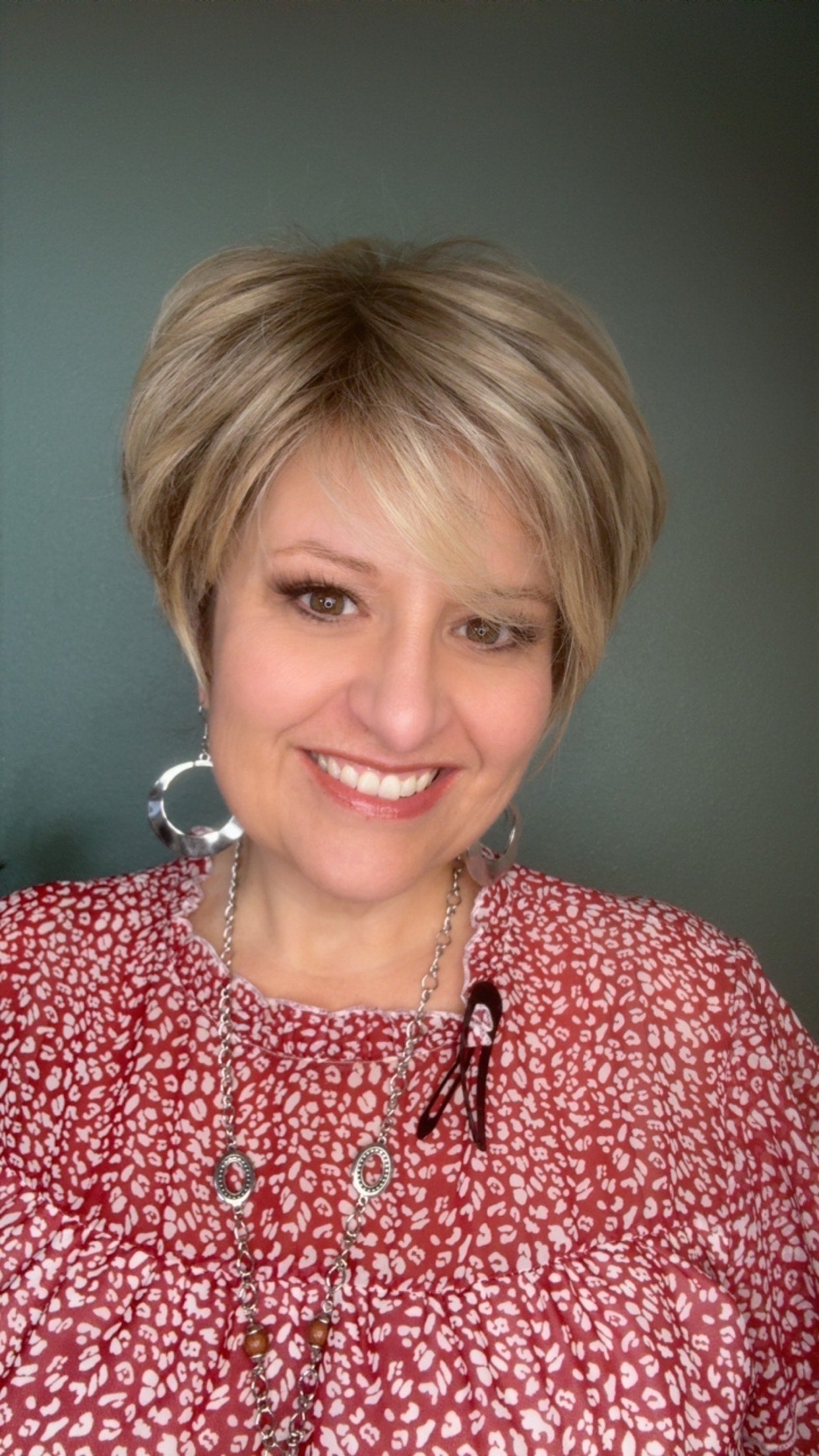 Rory – Luxury Wig by Chic Lifestyle Shown in Beige Brulee.