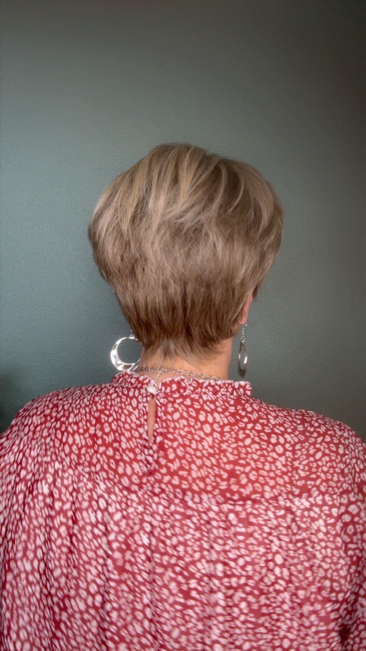 Rory – Luxury Wig by Chic Lifestyle Shown in Beige Brulee.