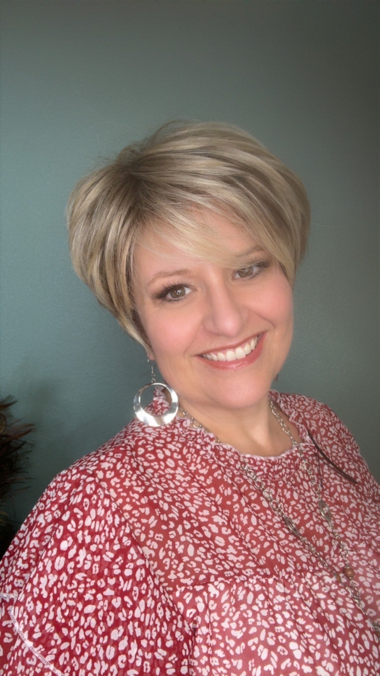 Rory – Luxury Wig by Chic Lifestyle Shown in Beige Brulee.