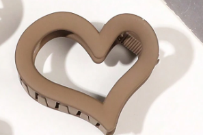 ⭐ Dúo de pinzas con forma de corazón (juego de 2) color crema y gris pardo LW3 A109