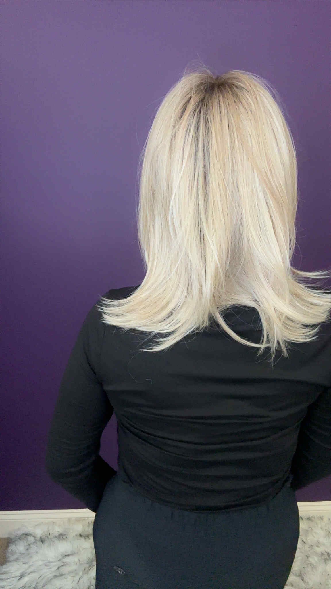 🌟 Vibe
Classic glamour with a modern twist. She’s polished yet relaxed, the perfect blend of chic refinement and effortless beauty.