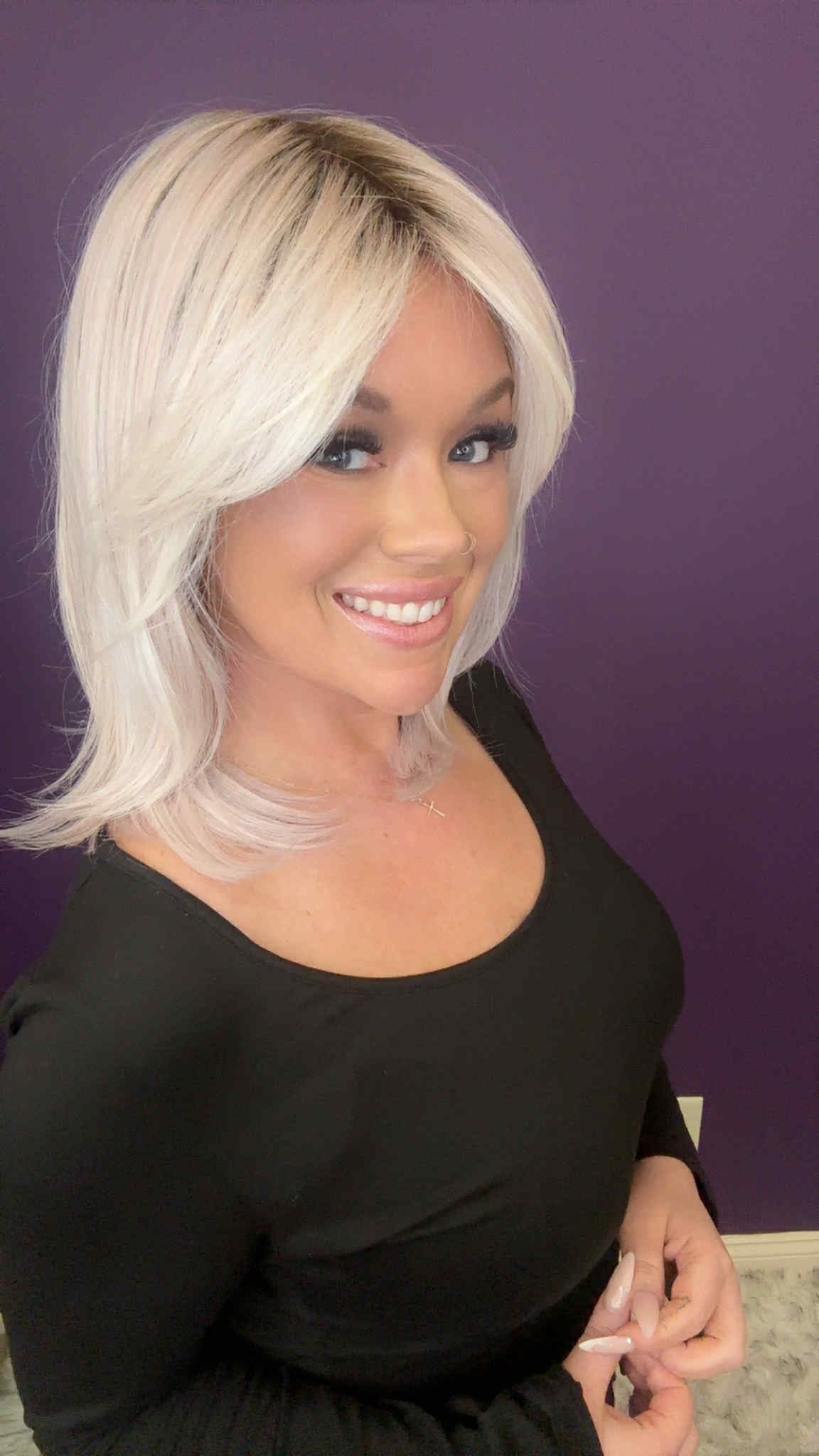 🌟 Vibe
Classic glamour with a modern twist. She’s polished yet relaxed, the perfect blend of chic refinement and effortless beauty.