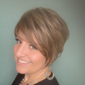 Alice – Luxury Wig by Chic Lifestyle Shown in Vanilla Spice.