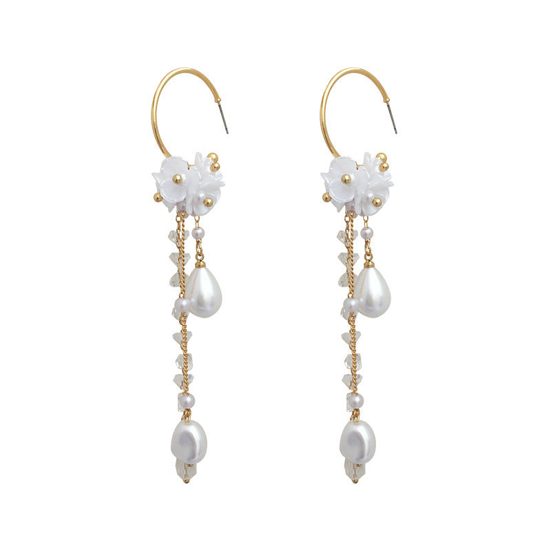 White flowers and pearl drop earrings 7040